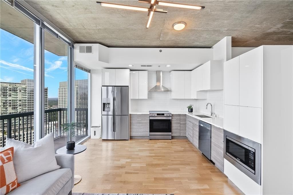 1 bedroom, 1 bathroom condominium sold at 3324 Peachtree Road 2706, Atlanta, GA 30326