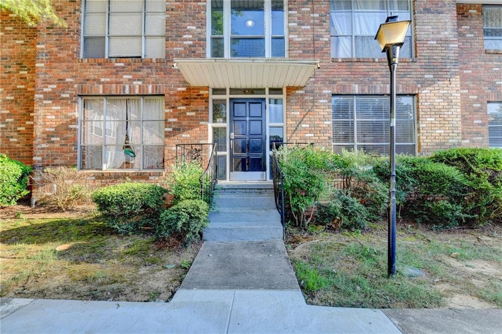 2 bedroom, 1 bathroom, 923 sq ft condominium sold at 510 Coventry Road 9B, Decatur, GA 30030