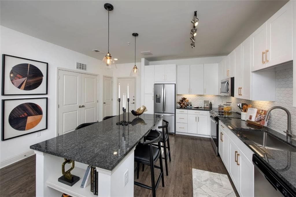 3 bedroom, 2 bathroom, 1,261 sq ft apartment for rent at 2180 Shadowood Parkway 201, Atlanta, GA 30339 for $3,011 a month — photo 1 of 28