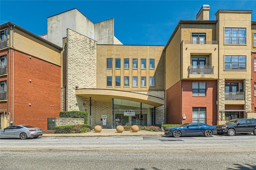 1 bedroom, 1 bathroom, 700 sq ft condominium sold at 400 17th Street 2206, Atlanta, GA 30363