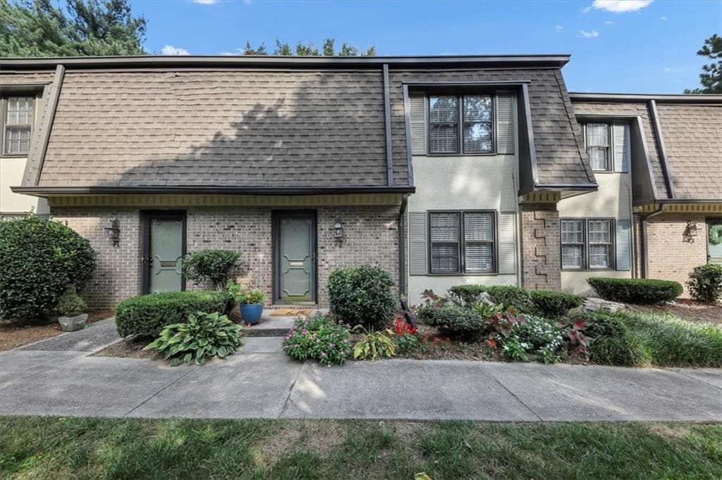 2 bedroom, 3 bathroom, 1,252 sq ft townhouse sold at 72 Monet Court, Atlanta, GA 30327
