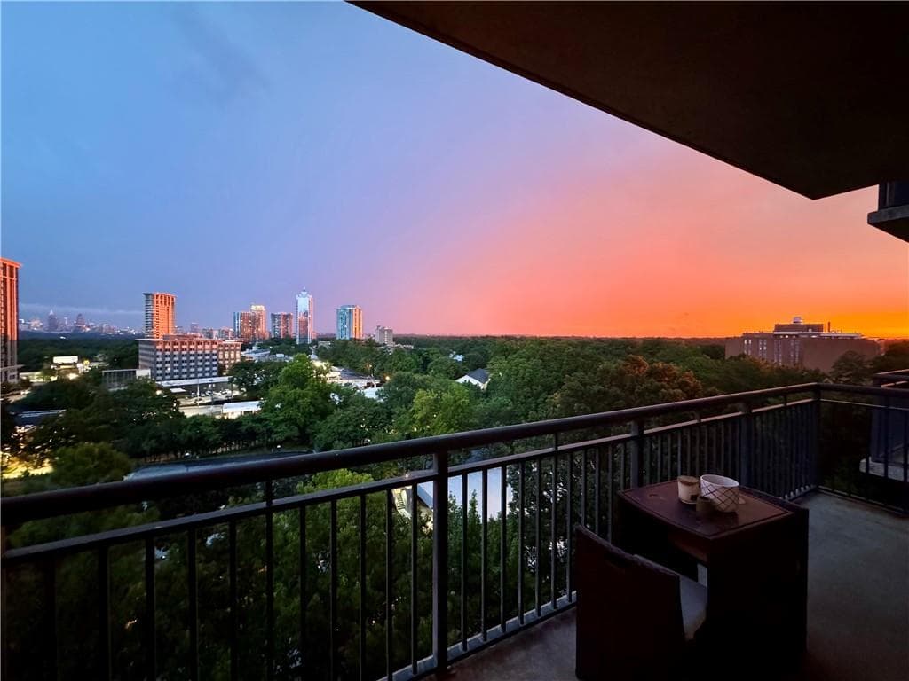 1 bedroom, 1 bathroom, 633 sq ft condominium sold at 3040 Peachtree Road 805, Atlanta, GA 30305