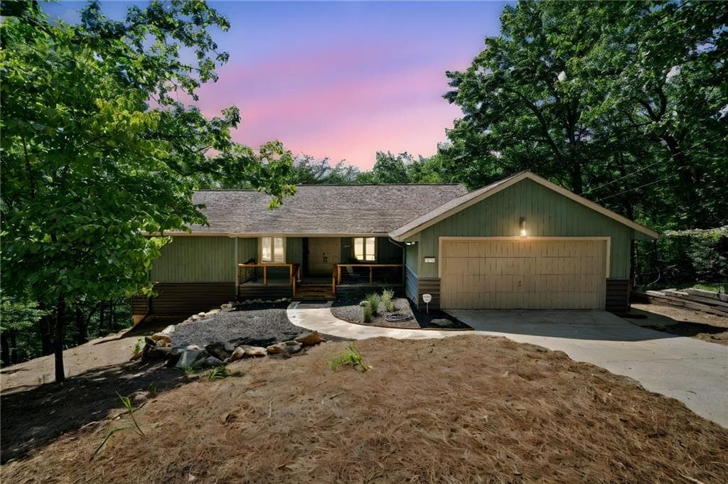3 bedroom, 3 bathroom, 2,480 sq ft single family residence sold at 189 Little Coyote Loop, Waleska, GA 30183