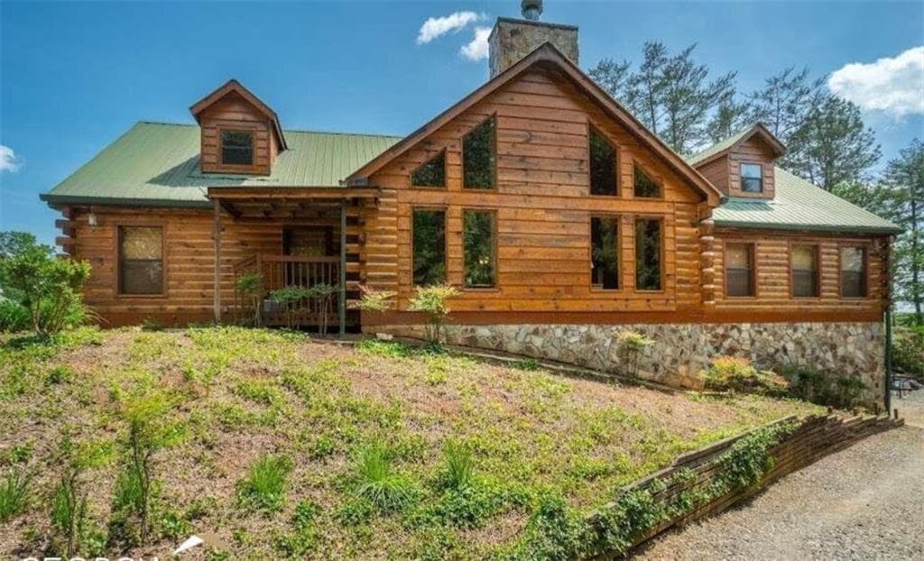 5 bedroom, 3 bathroom single family residence sold at 323 Rosen Strasse, Helen, GA 30545