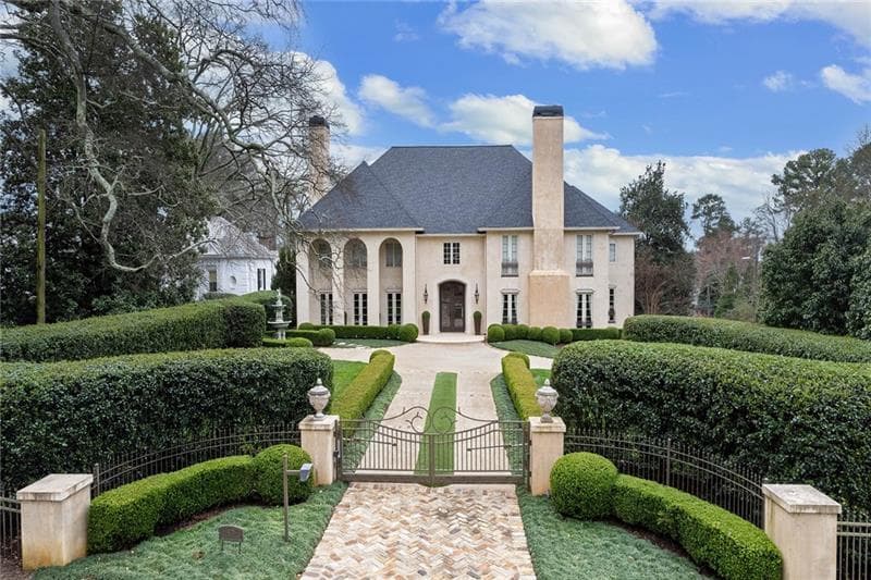 4 bedroom, 6 bathroom single family residence sold at 420 Peachtree Battle Avenue, Atlanta, GA 30305
