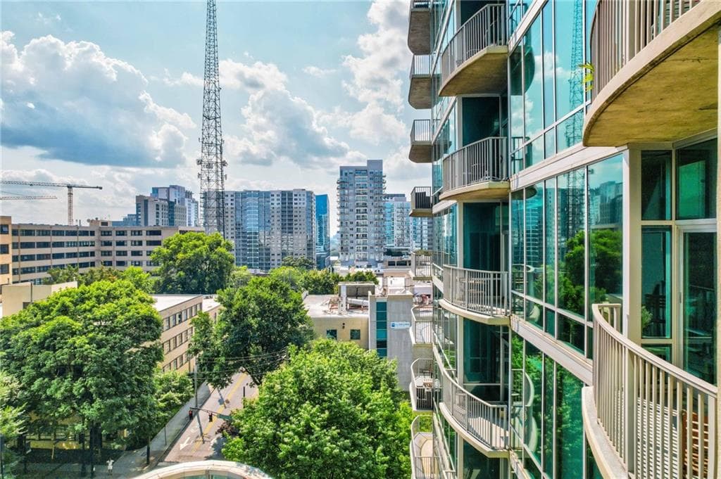 1 bedroom, 1 bathroom, 696 sq ft condominium sold at 923 Peachtree Street 927, Atlanta, GA 30309