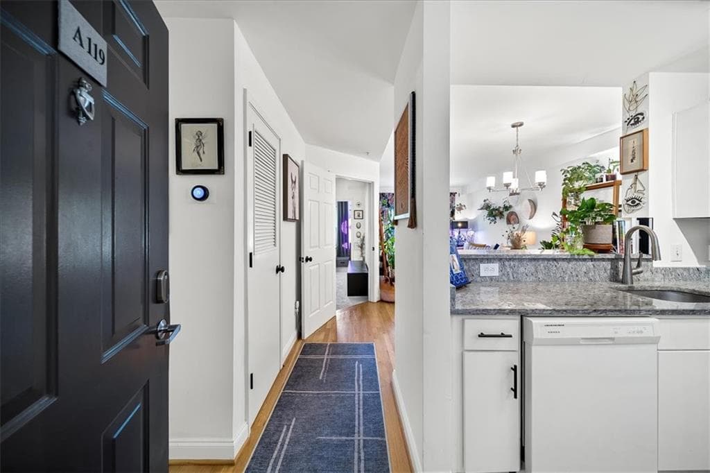 1 bedroom, 1 bathroom, 730 sq ft condominium sold at 1075 Peachtree Walk A119, Atlanta, GA 30309