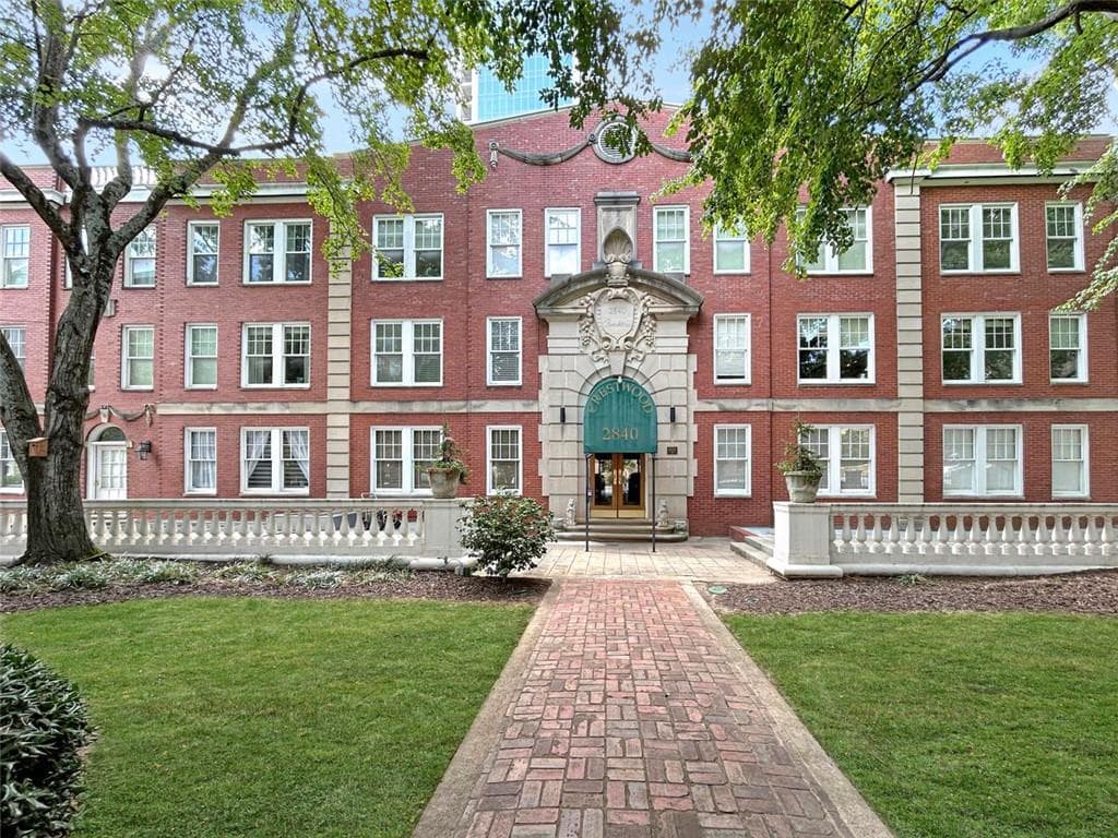 2 bedroom, 2 bathroom, 929 sq ft condominium sold at 2840 Peachtree Road 304, Atlanta, GA 30305