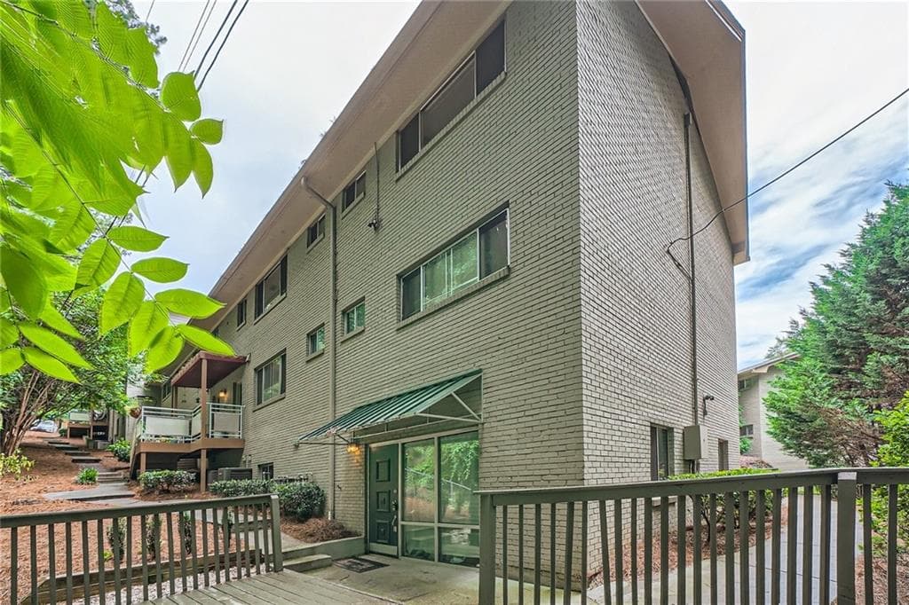 3 bedroom, 2 bathroom, 1,160 sq ft condominium sold at 3046 Briarcliff Road 15, Atlanta, GA 30329