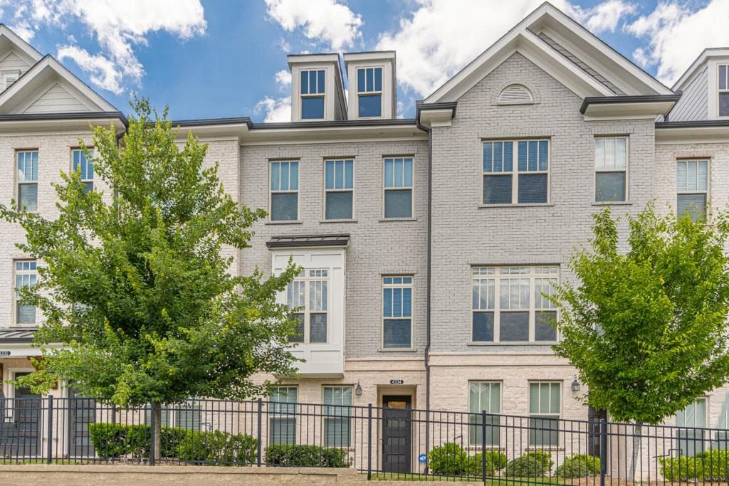 3 bedroom, 4 bathroom townhouse sold at 4334 Parkside Place, Atlanta, GA 30342