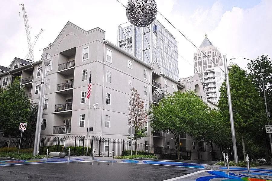 2 bedroom, 2 bathroom, 1,119 sq ft condominium sold at 1074 Peachtree Walk B415, Atlanta, GA 30309