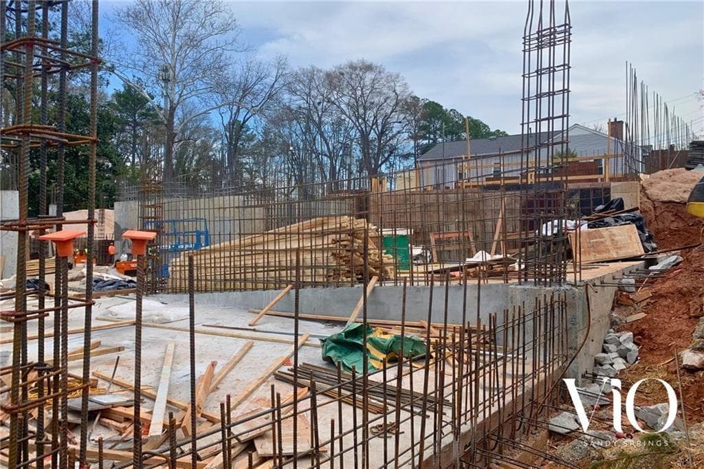 2 bedroom, 3 bathroom, 2,231 sq ft condominium under contract at 318 Sandy Springs Circle 360, Sandy Springs, GA 30328 — photo 7