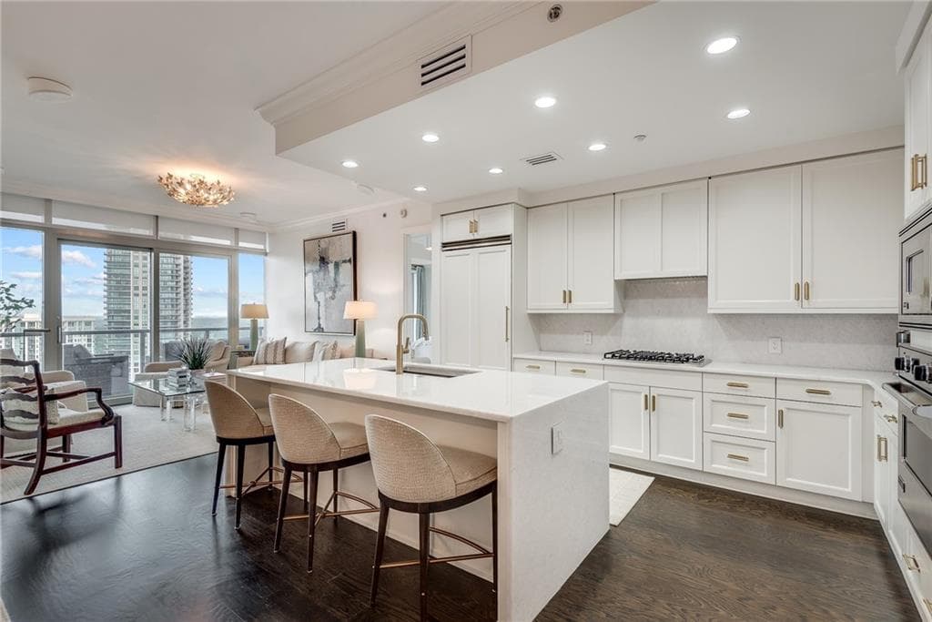 2 bedroom, 3 bathroom, 1,751 sq ft condominium sold at 3630 Peachtree Road 2001, Atlanta, GA 30326