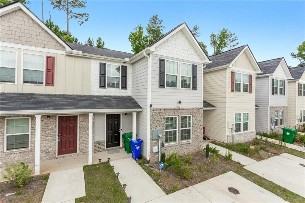3 bedroom, 3 bathroom townhouse sold at 2546 Piering Drive, Lithonia, GA 30038