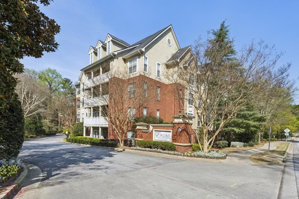 1 bedroom, 1 bathroom, 702 sq ft condominium sold at 1100 Westchester Ridge 1110, Atlanta, GA 30329