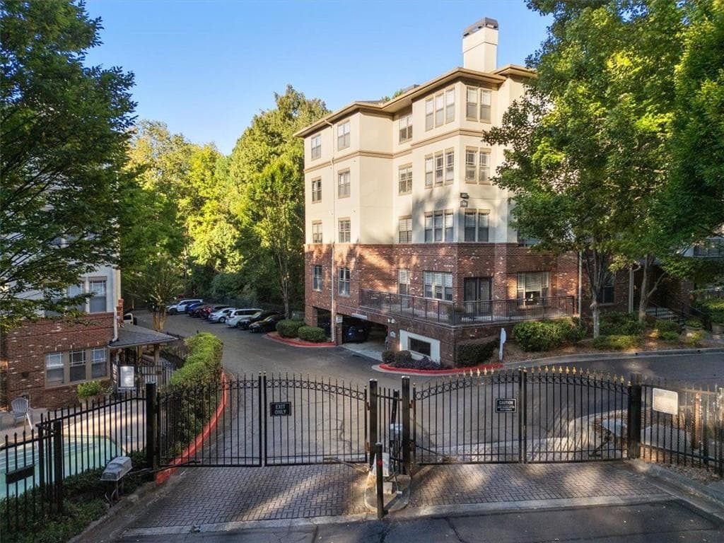 1 bedroom, 1 bathroom, 925 sq ft condominium sold at 5559 GLENRIDGE Drive 2101, Atlanta, GA 30342