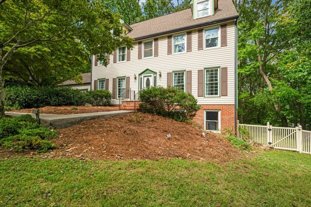 6 bedroom, 4 bathroom single family residence sold at 2000 Sourwood Drive, Dalton, GA 30720