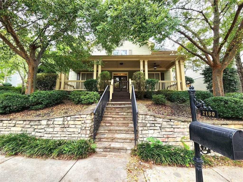 3 bedroom, 3 bathroom, 2,626 sq ft single family residence sold at 2180 Parkview Run, Atlanta, GA 30318