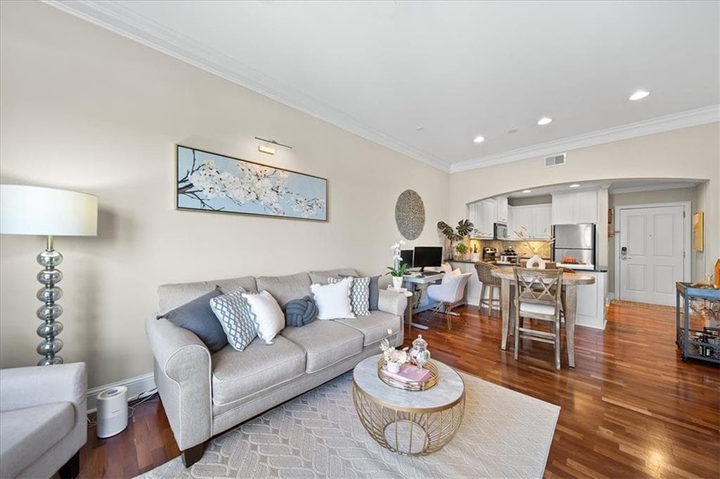 1 bedroom, 1 bathroom, 737 sq ft condominium sold at 2277 Peachtree Road 811, Atlanta, GA 30309