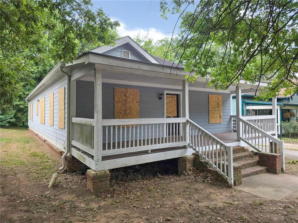 3 bedroom, 2 bathroom single family residence sold at 826 White Street, Atlanta, GA 30310