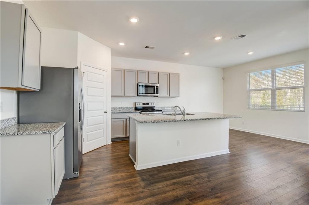 4 bedroom, 2 bathroom, 1,774 sq ft single family residence for rent at 257 Bur Oak Bend Cali, Newnan, GA 30265 for $2,667 a month — photo 4