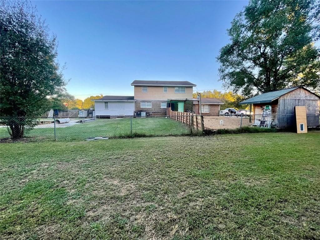8 bedroom, 4 bathroom, 2,326 sq ft single family residence under contract at 2009 ROME Road, Calhoun, GA 30701 — photo 7