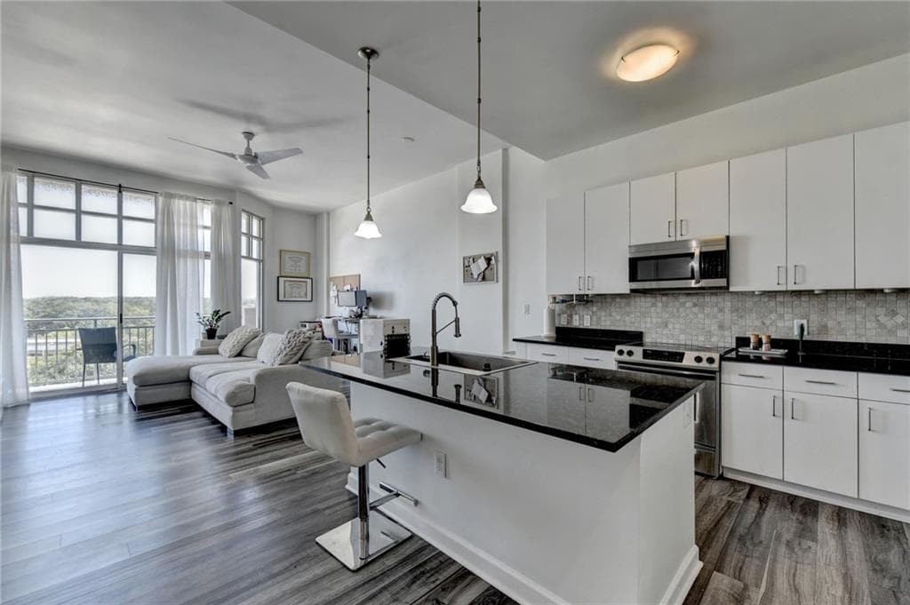 1 bedroom, 2 bathroom, 855 sq ft condominium sold at 711 Cosmopolitan Drive 823, Atlanta, GA 30324