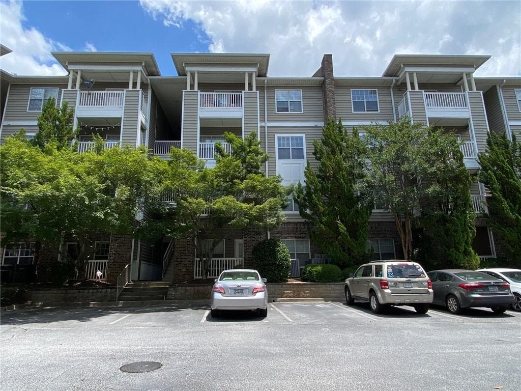 1 bedroom, 1 bathroom condominium sold at 2700 Pine Tree Road 1005, Atlanta, GA 30324