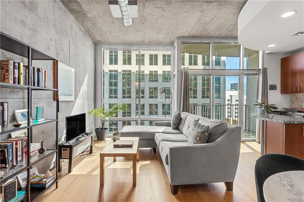 1 bedroom, 1 bathroom, 696 sq ft condominium sold at 943 Peachtree Street 907, Atlanta, GA 30309
