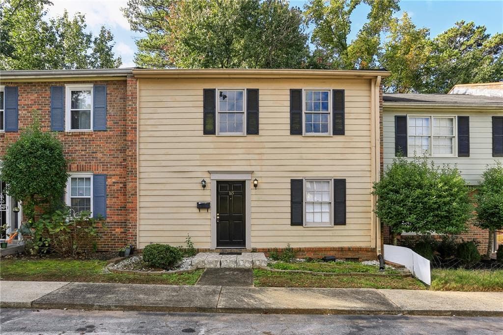 3 bedroom, 3 bathroom, 1,518 sq ft condominium sold at 165 Glen Acres Court, Decatur, GA 30035
