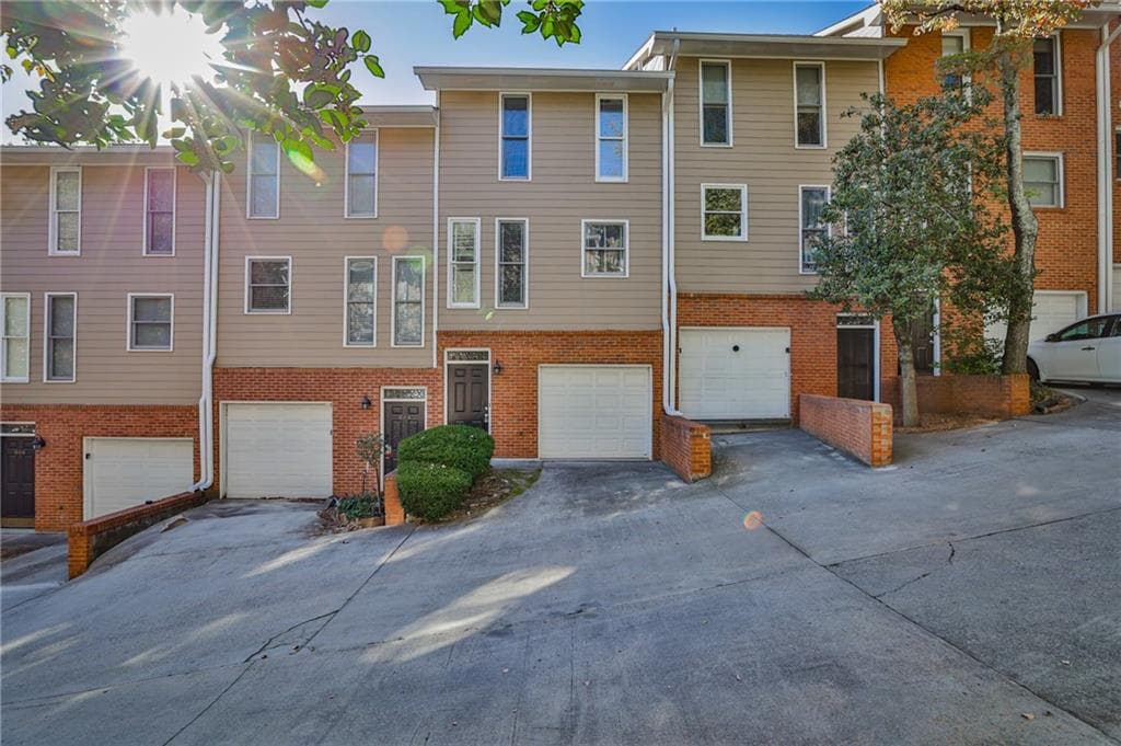 2 bedroom, 2 bathroom, 1,024 sq ft townhouse sold at 670 Park Village Drive, Atlanta, GA 30306