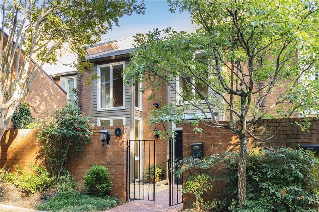 3 bedroom, 3 bathroom, 2,398 sq ft townhouse sold at 14 Willow Glen, Atlanta, GA 30342