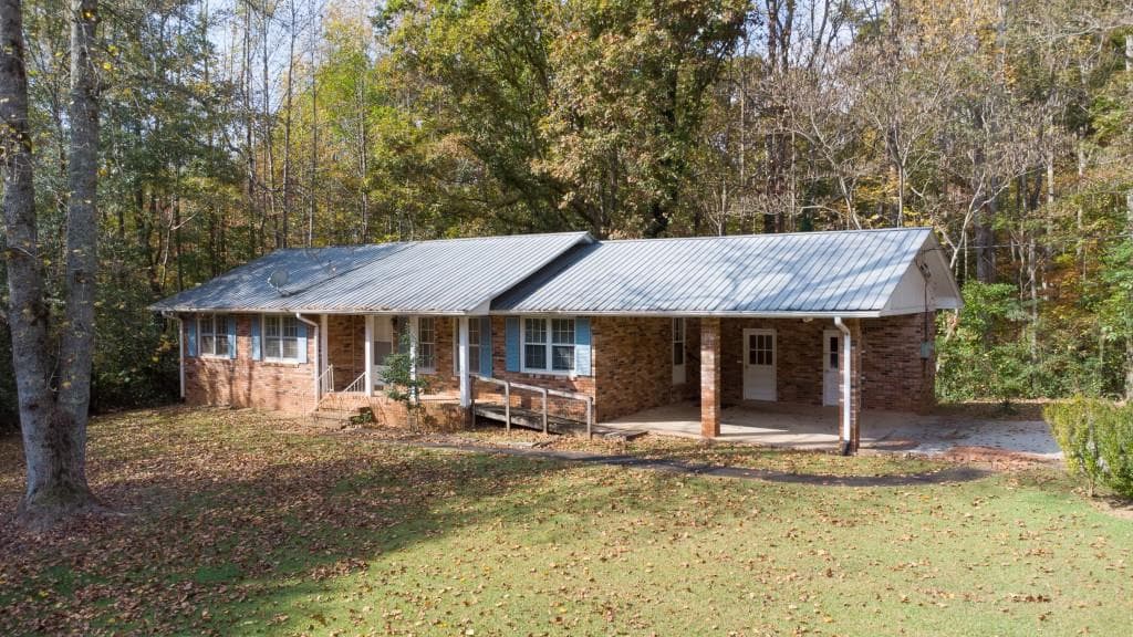 3 bedroom, 2 bathroom single family residence sold at 212 West Circle, Dahlonega, GA 30533