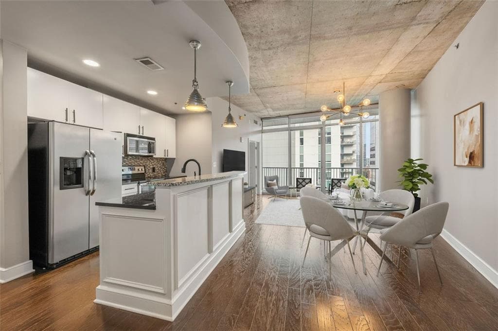 1 bedroom, 1 bathroom, 866 sq ft condominium sold at 44 PEACHTREE Place 1530, Atlanta, GA 30309