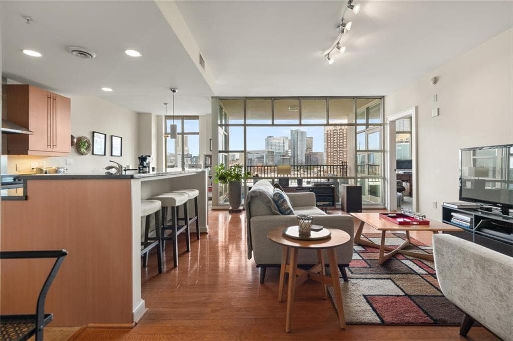 2 bedroom, 2 bathroom, 1,678 sq ft condominium sold at 250 Park Avenue West 806, Atlanta, GA 30313