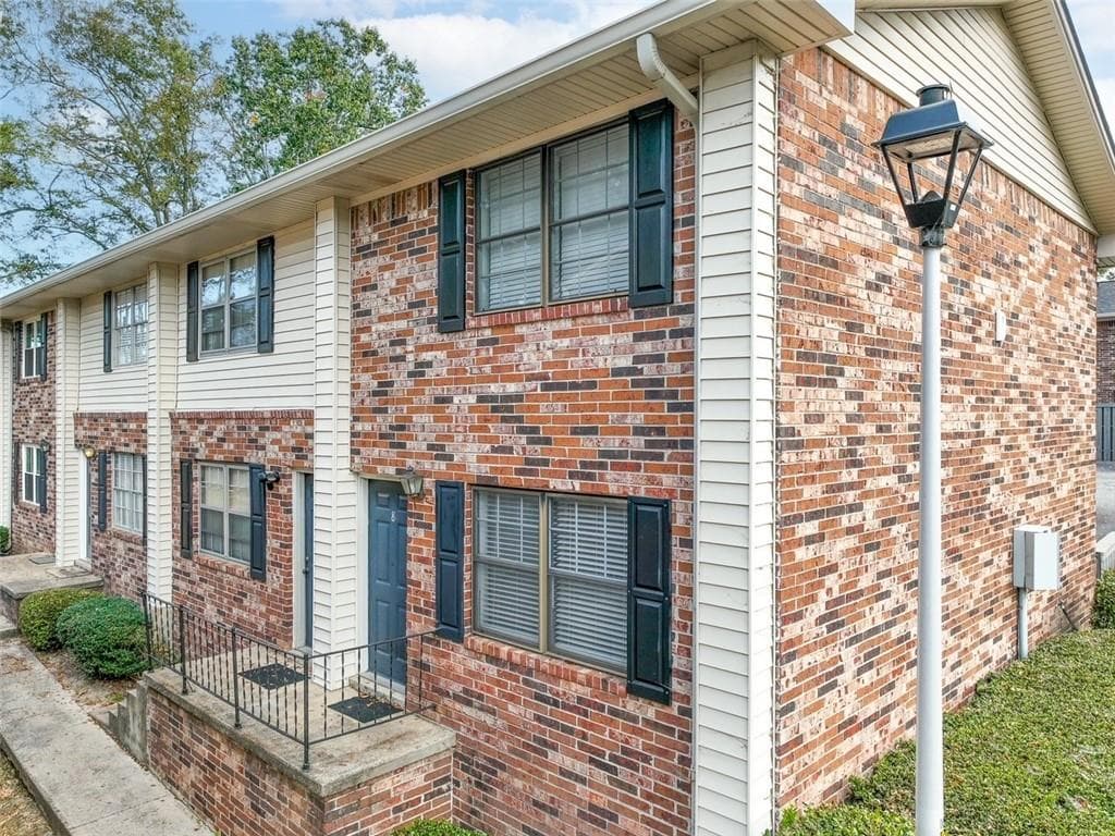 2 bedroom, 2 bathroom, 986 sq ft condominium sold at 1235 Riverside Drive D8, Gainesville, GA 30501