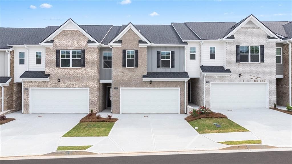 3 bedroom, 3 bathroom townhouse sold at 2718 Honey Locust Court, Loganville, GA 30052