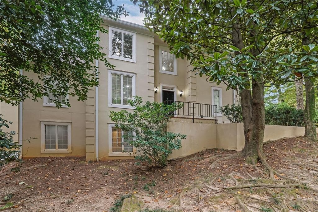 4 bedroom, 4 bathroom townhouse sold at 10 Braemore Drive, Sandy Springs, GA 30328