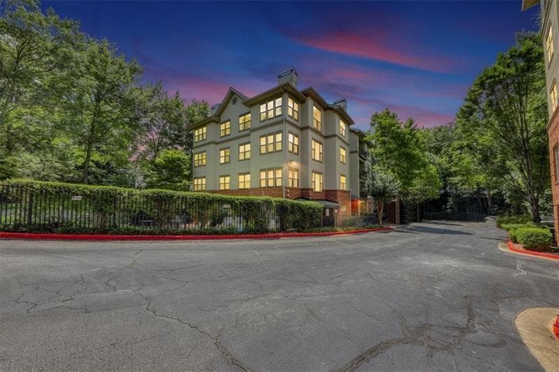 1 bedroom, 1 bathroom, 875 sq ft condominium sold at 5559 Glenridge Drive 2103, Atlanta, GA 30342