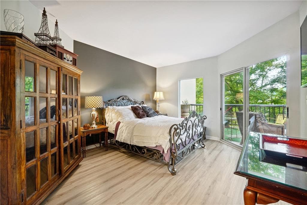 1 bedroom, 1 bathroom, 820 sq ft condominium sold at 1 Biscayne Drive 107, Atlanta, GA 30309