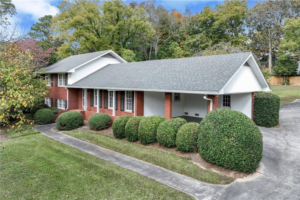 3 bedroom, 3 bathroom single family residence sold at 908 Holly Drive, Gainesville, GA 30501