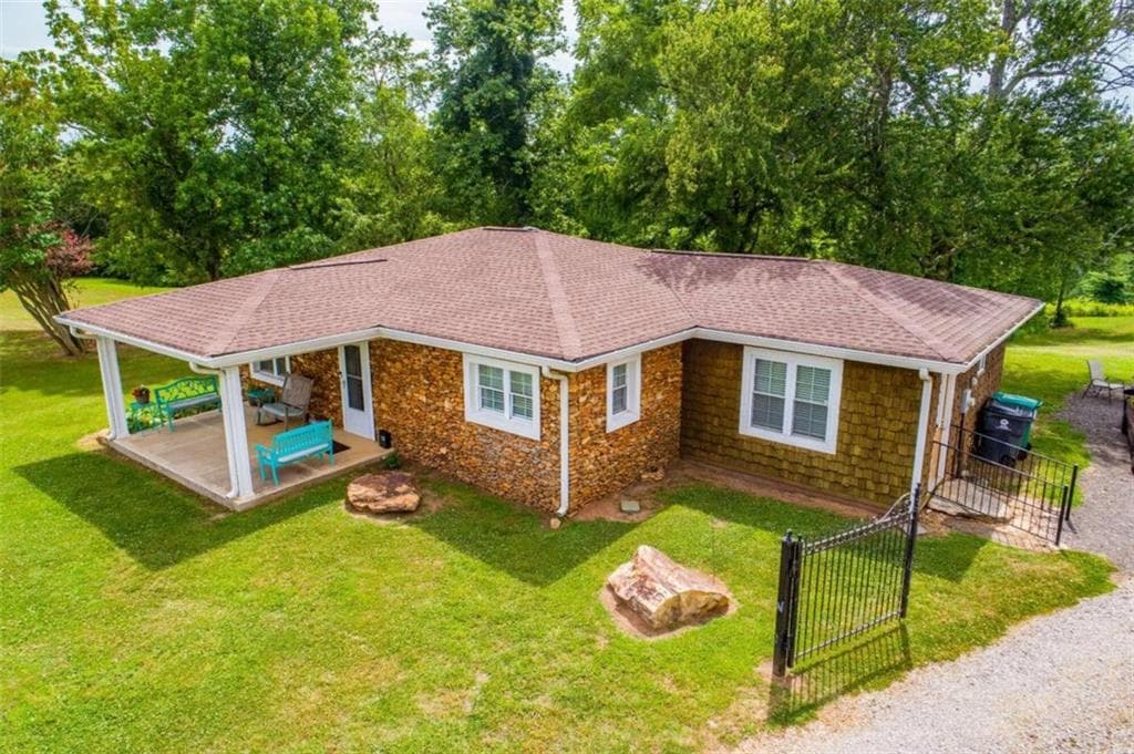 3 bedroom, 3 bathroom single family residence sold at 856 Old Highway 100, Waco, GA 30182