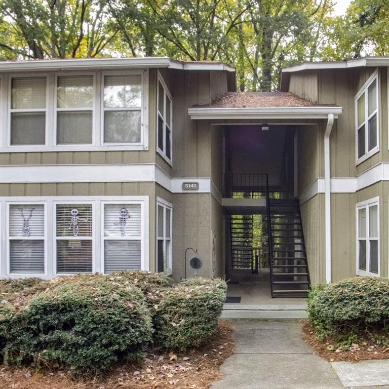 2 bedroom, 1 bathroom, 1,051 sq ft condominium sold at 5141 Rosewell Road 4, Atlanta, GA 30342