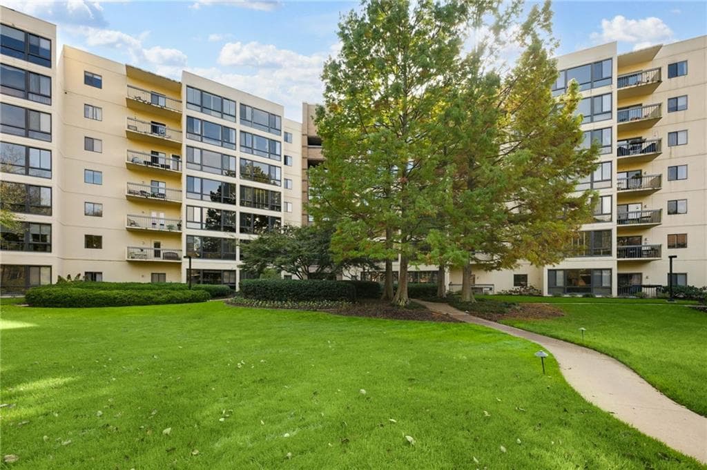 1 bedroom, 1 bathroom condominium sold at 1800 Clairmont Lake A402, Decatur, GA 30033