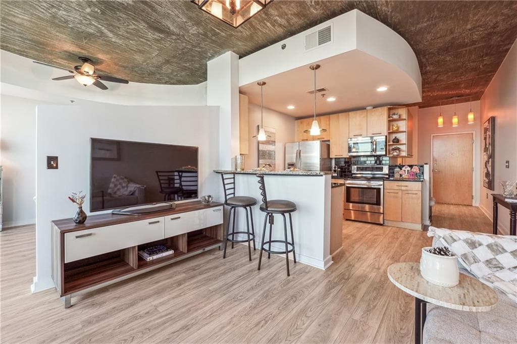 1 bedroom, 1 bathroom, 734 sq ft condominium sold at 3324 Peachtree Road 1313, Atlanta, GA 30326