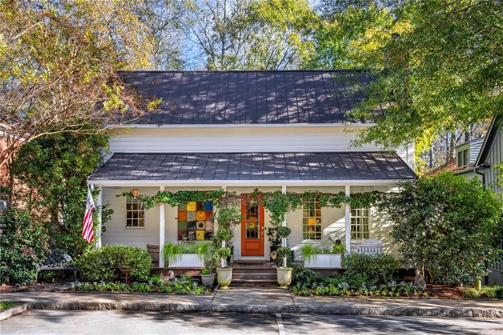 3 bedroom, 3 bathroom single family residence sold at 9043 Selborne Lane, Chattahoochee Hills, GA 30268