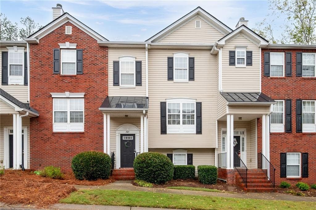 2 bedroom, 3 bathroom townhouse sold at 205 Village Square Drive, Woodstock, GA 30188