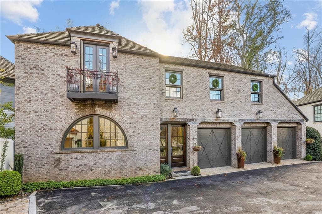 4 bedroom, 5 bathroom, 3,981 sq ft single family residence sold at 2610 Brook Run, Alpharetta, GA 30009