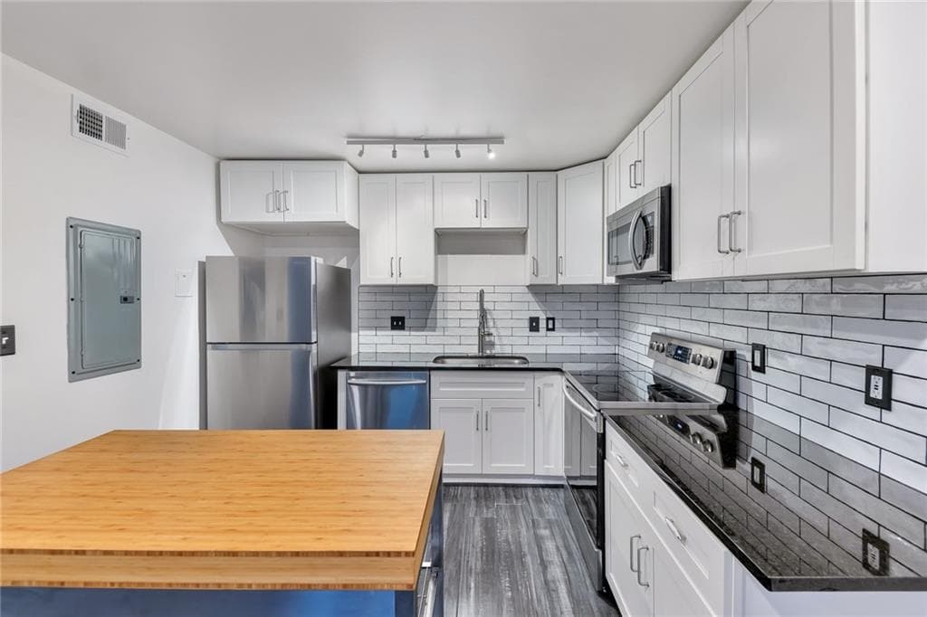 1 bedroom, 1 bathroom, 753 sq ft townhouse sold at 89 Chaumont Square, Atlanta, GA 30327