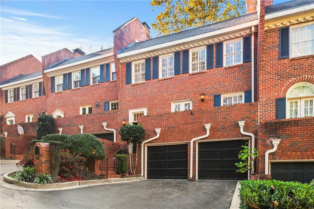 4 bedroom, 4 bathroom, 2,500 sq ft townhouse sold at 635 Jefferson Circle, Atlanta, GA 30328